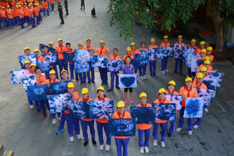 2、同學們展示“扎染”作品(1)