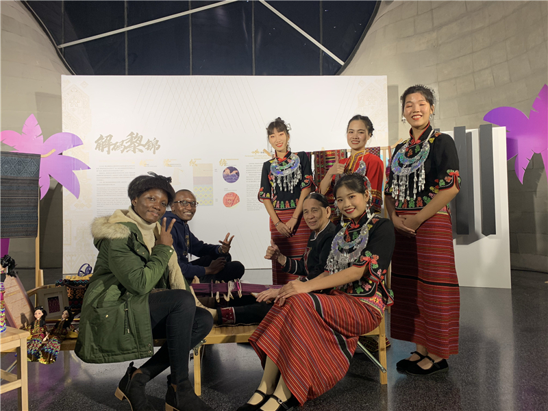 5、檳榔谷助力海南國際旅游島(上海)音樂推介會 邀請游客做黎家人 5、檳榔谷助力海南國際旅游島(上海)音樂推介會 邀請游客做黎家人