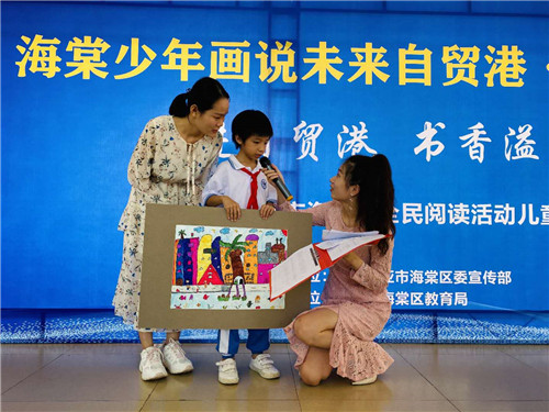 《貨船能源區(qū)》里，椰子樹可以變成能源，這是海棠一小學生蔡曉琪心中的未來自貿(mào)港。