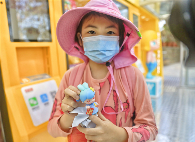 7、小朋友幸運(yùn)獲“新年版”泡泡瑪特手辦