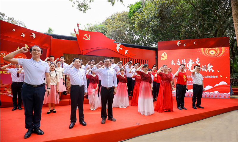 現(xiàn)場(chǎng)黨員同志莊嚴(yán)宣誓